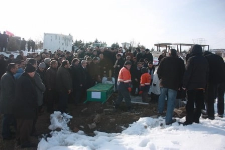 Kız kardeşini son yolculuğuna uğurladı