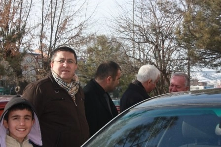 Kız kardeşini son yolculuğuna uğurladı