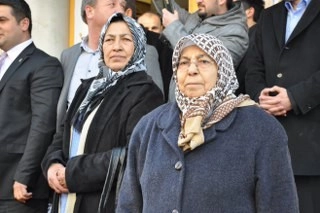 Her kadın bir çiçektir