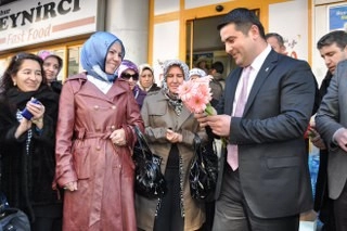 Her kadın bir çiçektir