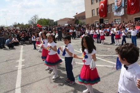 Gölbaşı'nda çocukların 23 Nisan coşkusu