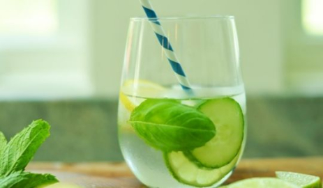 Zayıflatan basit detoks içeceği