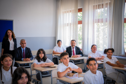 GÖLBAŞI'NDA ÖĞRENCİLERİN KARNE HEYECANI